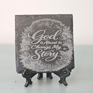 Tegeldecoratie (10x10 cm) "God verandert" met houder (set van 1, 4 of 6), christelijke geloofsdecoratie, inspirerende boodschap, religieuze woonaccessoire