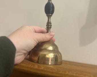 Campana de mano de latón antiguo con mango de madera de colmena / Campana de la época victoriana / Finales del siglo XIX / Decoración de granja