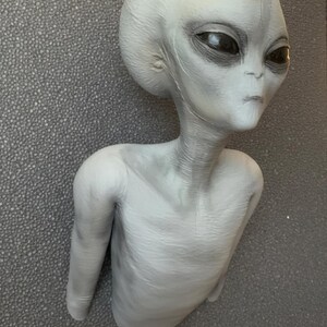 Grå främmande figur