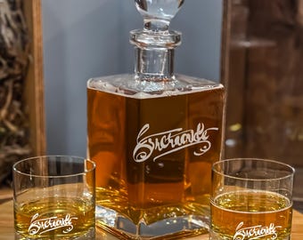 Regalos de whisky grabados: opciones de decantadores y vasos personalizados