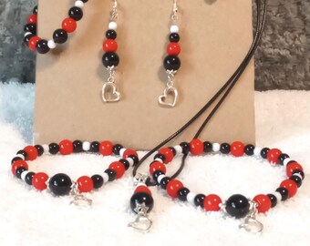 Conjunto de joyas con dije de corazón de coral rojo, obsidiana y piedra blanca: pulseras, tobilleras, pendientes y collar.