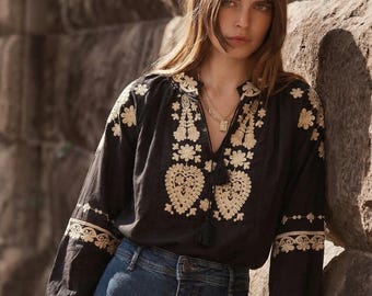 Blusa negra bordada – Top bohemio con cuello de borlas