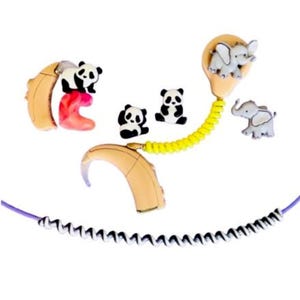 Puede incluir: Un conjunto de aud&iacute;fonos y accesorios, que incluyen dijes de panda y elefante. Los aud&iacute;fonos son beige y rosa, conectados por un cable amarillo. Un collar de cuentas moradas y blancas completa el dise&ntilde;o, todo sobre un fondo blanco.