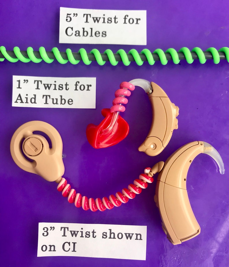Puede incluir: La imagen muestra aud&iacute;fonos y accesorios relacionados. En la parte superior, un cable en espiral verde, etiquetado como "5" Twist for Cables". Debajo, una espiral roja y blanca conectada a un aud&iacute;fono, etiquetada como "3" Twist shown on CI". Otro accesorio est&aacute; etiquetado como "1" Twist for Aid Tube".