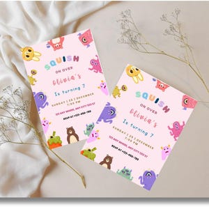 Può includere: Due inviti per feste rosa con illustrazioni di mostri colorati. Il testo recita "SQUISH on over Olivia's is turning 7" con data, ora e informazioni RSVP. Gli inviti sono decorati con vari mostri dei cartoni animati.
