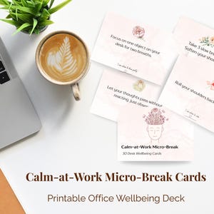 Op de afbeelding: Een bovenaanzicht van een werkplek met een laptop, een kop koffie en verschillende kaarten. De kaarten zijn gelabeld "Calm-at-Work Micro-Break" en bevatten mindfulness-prompts. De tekst op de kaarten bevat zinnen als "Neem 3 langzame ademhalingen" en "Focus op één object."