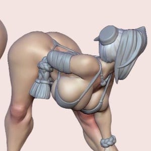 Könnte beinhalten: Eine 3D-gerenderte Figur einer Person in einer anzüglichen Pose, die einen hellgrauen Bikini und Accessoires trägt. Die Figur ist vorgebeugt, Kopf und Oberkörper zeigen nach unten. Der Hintergrund ist einfarbig hellrosa.
