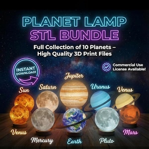 Puede incluir: Una colección de diez lámparas de planetas, incluyendo el Sol, Saturno, Júpiter, Urano, Venus, Mercurio, la Tierra, Plutón y Marte. Las lámparas se muestran sobre una superficie de madera. La imagen incluye el texto "PLANET LAMP STL BUNDLE" y "¡DESCARGA INSTANTÁNEA!"