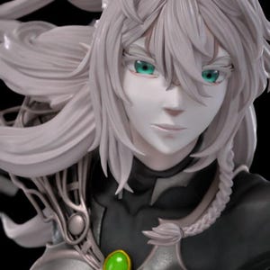 Puede incluir: Estatua detallada de un personaje de anime femenino con largo cabello blanco y ojos turquesa llamativos. Viste un atuendo oscuro con armadura metálica y una gema verde. La figura tiene una expresión serena.