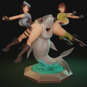 Puede incluir: Escultura estilizada con dos figuras montadas en un tiburón. Las figuras visten atuendos de estilo militar, una en azul y otra en verde. El tiburón es gris con la boca abierta, y la base tiene un efecto de agua turquesa.