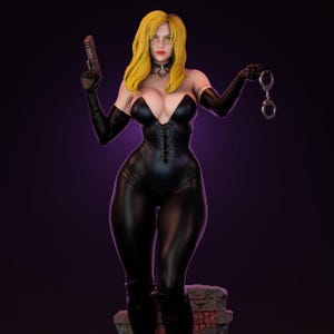 Puede incluir: Estatua de una mujer con pelo largo y rubio, vestida con un body negro, guantes y botas. Sostiene una pistola en una mano y esposas en la otra. La figura tiene un collarín y un tatuaje en el brazo. El fondo es de color púrpura oscuro.