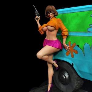 Peut inclure: Figurine d'une femme en pull court orange, mini-jupe rose et talons hauts violets, tenant une arme à feu. Elle est appuyée contre un van bleu et vert avec un motif de fleur orange. Le fond est noir.