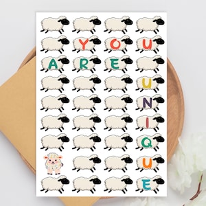 Puede incluir: Una tarjeta blanca con un patrón repetido de ovejas con caras y patas negras. La frase "YOU ARE UNIQUE" está escrita con letras coloridas entre las ovejas. Una oveja es de un color diferente.
