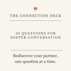 Op de afbeelding: Crèmekleurige kaart met de tekst "THE CONNECTION DECK" en "50 QUESTIONS FOR DEEPER CONVERSATION". Bovenin staat een klein bruin hartje. De tekst "Rediscover your partner, one question at a time" staat onderaan.