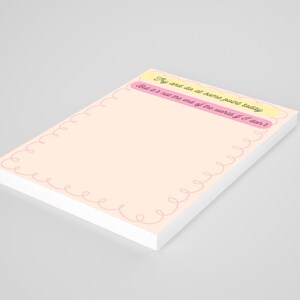 Peut inclure: Un bloc-notes avec un fond pêche clair et une bordure rose ondulée. Le haut du bloc-notes comporte deux blocs de texte : "Try and do at some point today" et "But it's not the end of the world if I don't."