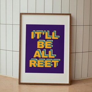 Peut inclure: Impression d'art encadrée avec le texte "IT'LL BE ALL REET" en lettres superposées jaunes et bleues sur fond violet. L'œuvre est dans un cadre en bois marron, exposée contre un mur carrelé blanc.
