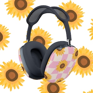 Könnte beinhalten: Eine weiße Keramik-Tasse mit schwarzem Henkel und dem Text "But First, Coffee" in fetter, schwarzer Schrift. Die Tasse steht vor einem verschwommenen Hintergrund, der eine gemütliche Umgebung suggeriert.