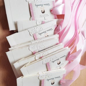 50 mini sacs-cadeaux | Sac en papier, napperon en papier, ruban et étiquette personnalisée | Baptême, baby shower, mariage, première communion | Fait main