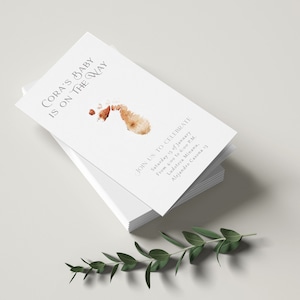 50 aangepaste babyshoweruitnodigingen | Handgeschilderde babyvoetafdruk, verschillende kleuren goudeffect, echte textuur | Super elegante kaart | A6 plat