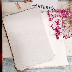 50 tarjetas de papel hechas a mano / Tamaño A5 / Colores y patrones aleatorios / Con y sin pétalos / Perfectas para invitaciones DIY, Ecológicas