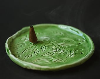 Handmade Green Ceramic Leaf Plate – Botanical Pottery Dish