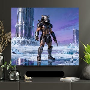 Puede incluir: Impresión de arte digital de un personaje Predator sobre un paisaje helado. El Predator está vestido con una armadura metálica y una máscara, con rastas y armas con cuchillas. El fondo presenta estructuras futuristas y un cielo púrpura.