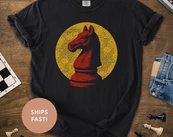 Maglietta con grafica del cavallo degli scacchi, design effetto invecchiato, maglietta per giochi di strategia, magliette per tornei