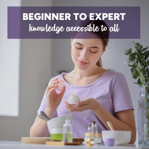 Puede incluir: Una mujer con una camisa lavanda sostiene un tarro de crema y una tapa rosa. La imagen tiene el texto "BEGINNER TO EXPERT knowledge accessible to all". Varios productos y herramientas para el cuidado de la piel est&aacute;n sobre la mesa, lo que sugiere un tema de belleza o bienestar.