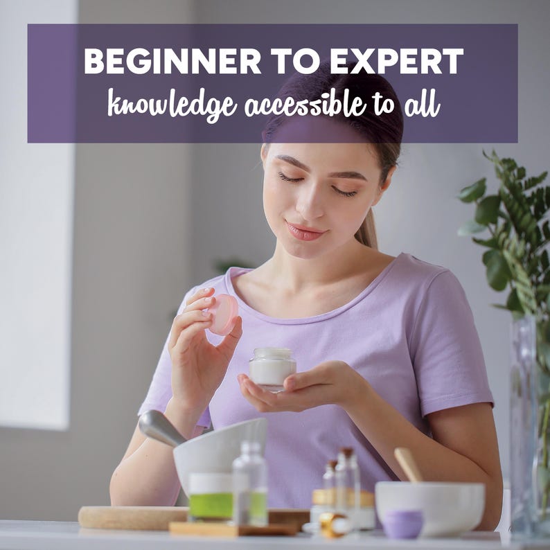 Puede incluir: Una mujer con una camisa lavanda sostiene un tarro de crema y una tapa rosa. La imagen tiene el texto "BEGINNER TO EXPERT knowledge accessible to all". Varios productos y herramientas para el cuidado de la piel est&aacute;n sobre la mesa, lo que sugiere un tema de belleza o bienestar.