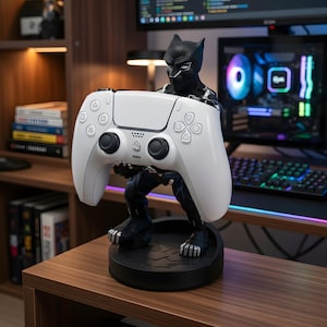 Pode incluir: Uma caneca de cerâmica branca com uma alça preta e o texto "But First, Coffee" em negrito preto. A caneca está sobre um fundo desfocado. A caneca tem aproximadamente 10 cm de altura.