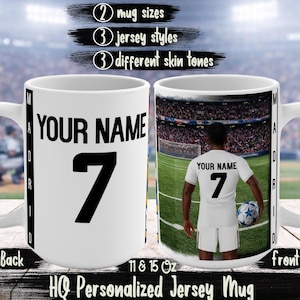 Peut inclure: Mug en c&eacute;ramique blanche avec un design de maillot de foot. L'avant du mug pr&eacute;sente un joueur de foot tenant un ballon sur un terrain, tandis que l'arri&egrave;re affiche un maillot avec le nom et le num&eacute;ro 7. Disponible en 312 et 425 ml.