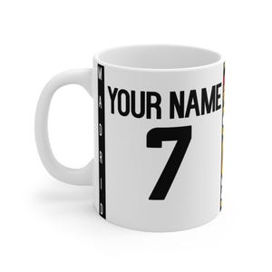 Peut inclure: Mug en c&eacute;ramique blanche avec un design de maillot. Le mug pr&eacute;sente le texte "YOUR NAME" au-dessus du num&eacute;ro "7" en noir. Le mot "MADRID" est imprim&eacute; verticalement sur le c&ocirc;t&eacute;. Un mug sur le th&egrave;me du sport.