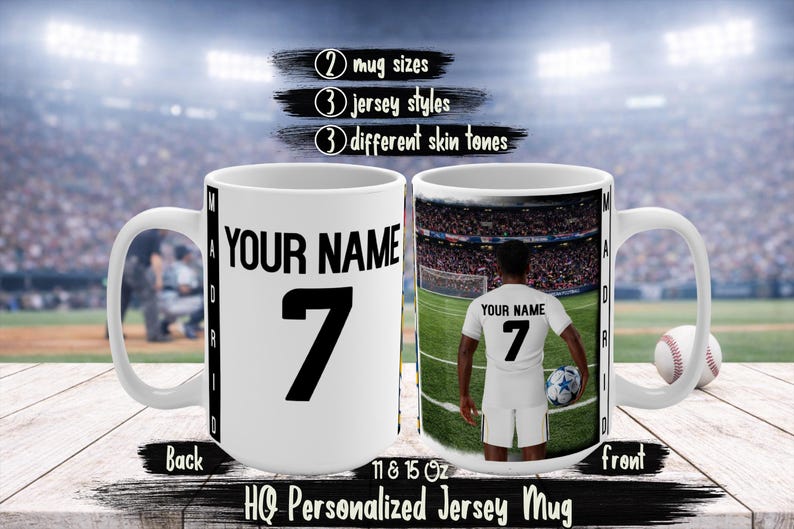 Peut inclure: Mug en c&eacute;ramique blanche avec un design de maillot de foot. L'avant du mug pr&eacute;sente un joueur de foot tenant un ballon sur un terrain, tandis que l'arri&egrave;re affiche un maillot avec le nom et le num&eacute;ro 7. Disponible en 312 et 425 ml.