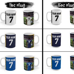 Peut inclure: Mugs en c&eacute;ramique blanches, marine et bleues sur le th&egrave;me du football. Chaque mug affiche le texte "YOUR NAME" et le chiffre "7". Certains mugs ont une image de joueur. Disponibles en tailles 312 ml et 425 ml.
