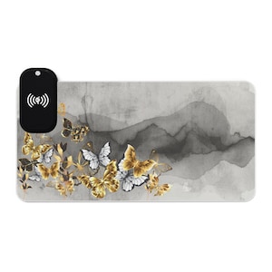 Guldfärgad fjäril i vattenfärg med LED-spelmusmatta | Trådlös laddning