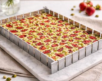 Rodajas de pistacho, fresa, caramelo y almendras, corteza de mantequilla con sabor a nuez