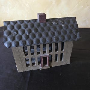 Op de afbeelding: Handgemaakt houten bord met de tekst "Welcome" in een speels lettertype. Het wit geschilderde bord heeft een verweerde afwerking en een klein hartje. Perfect om een vleugje rustieke charme aan een entree toe te voegen.