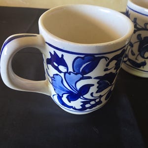 3 vintage handgjorda och handmålade keramiska muggar med blommiga och botaniska mönster i koboltblå nyanser på en krämvit bas