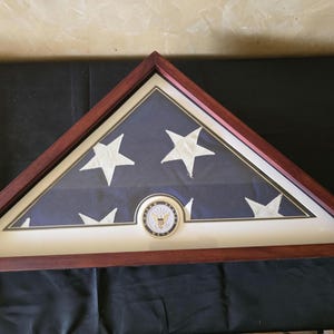 Massivt trämonter för amerikansk marinflagga med Valley Forge-flagga, skugglåda för militär begravning, marin medaljongram för veteraner, skrapmärken