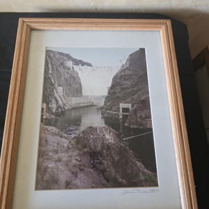 Puede incluir: Un juego de tres tazas de cerámica con un acabado mate moteado. Las tazas son en tonos crema, gris claro y gris oscuro. Cada taza tiene un diseño simple y minimalista y un asa redondeada.