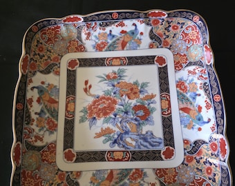 Plato cuadrado de porcelana japonesa shibata toki vintage con esmalte azul y blanco bajo vidriado combinado con un rico esmalte rojo hierro sobre vidriado.