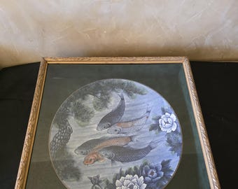 Vintage japanische dekorative Porzellanplatte aus den 1960er bis 1980er Jahren in einem Holzrahmen im Schattenkastenstil mit goldvergoldeter Oberfläche mit geschnitzten Details