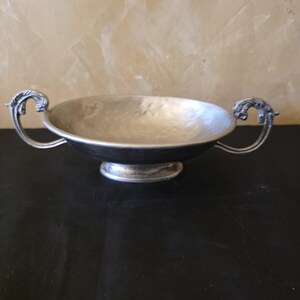 Vintage Gehämmerte Aluminium Mittelstück Schüssel mit verzierten Spiralgriffen, Mid Century Art Deco Silberfarbene Servierschale, Dekorative Schüssel mit Fuß