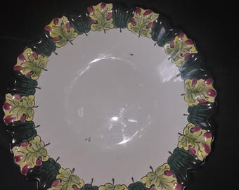 Französische signierte handbemalte Fayenceschale (Tin-glasiertes Steingut), hergestellt von Atelier Soleil, einer modernen Werkstatt in Frankreich