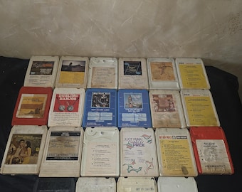 22 cintas de 8 pistas de música country clásica con Johnny Cash, Roy Clark, Frank Sinatra, Charlie Pride y otros.