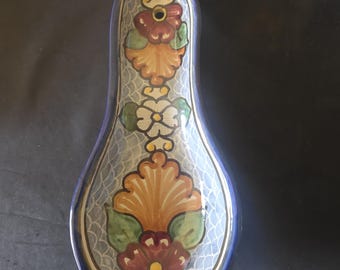 1990s vintage signed Mexican Talavera ceramic spoon rest by  manos magical in puebla Mexico featuring a hand-painted floral design