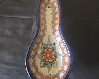 1990s vintage signed Mexican Talavera ceramic spoon rest by manos magical in puebla Mexico featuring a hand-painted floral design