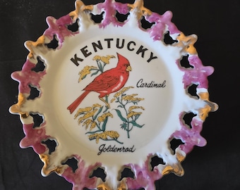 Talerz pamiątkowy z Kentucky w stylu vintage, 20 cm, z koronkową, ażurową krawędzią, kolekcjonerski talerz z połowy XX wieku, z kardynałem północnym i nawłocią. Dekoracja ścienna