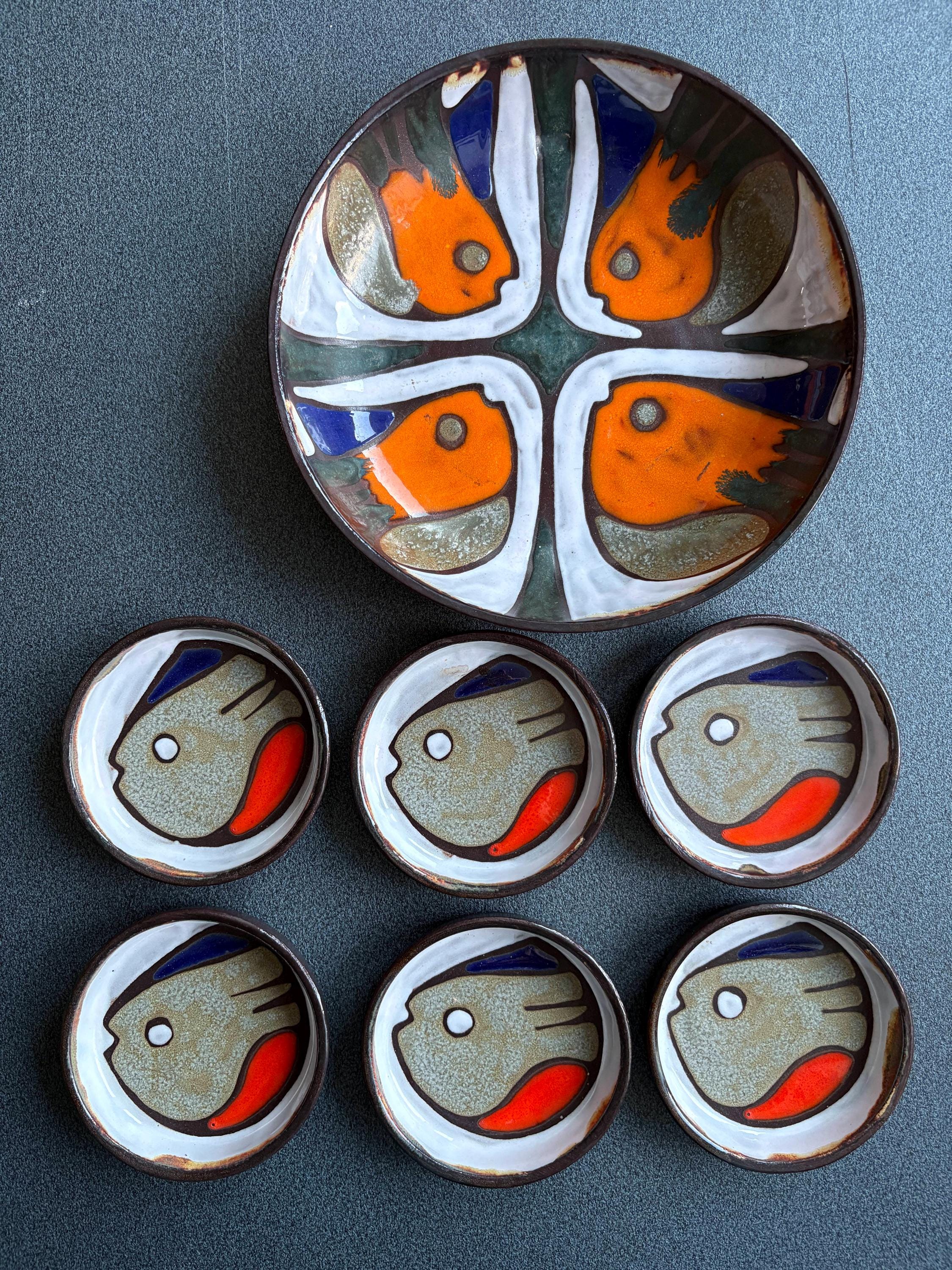 Set aus 6 Keramikschalen & 1 großer Servierschale mit Fischmotiv – Handgemalte Lava-Glasur, 60er/70er-Jahre
