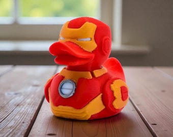 Pancerna kaczka technologiczna – czerwono-złota figurka bohaterki kaczki drukowana w 3D – Iron Tech Armor Duck